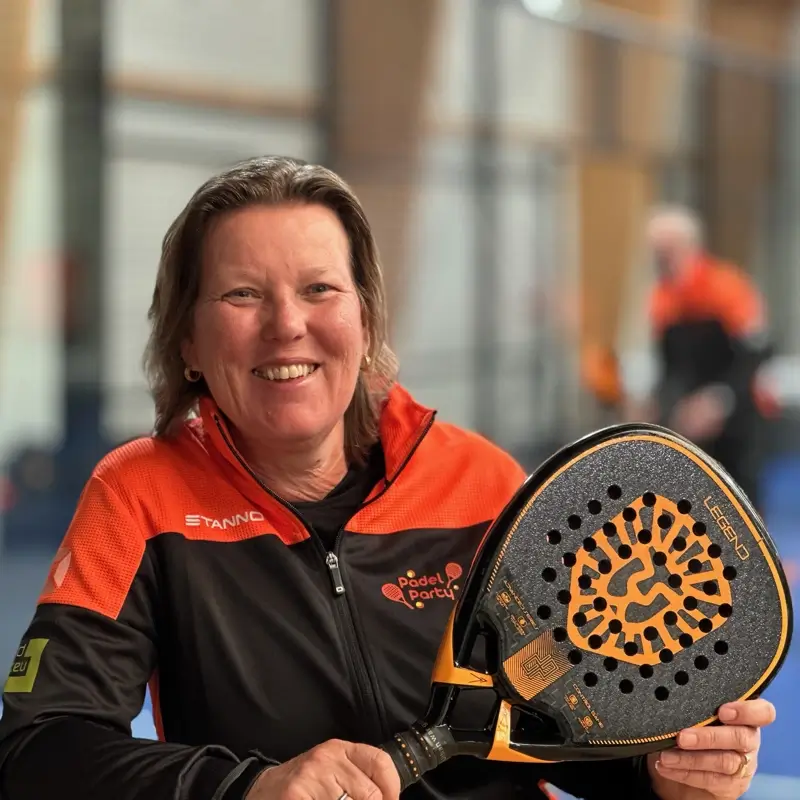 Assistent Claudia maakt al het onmogelijke mogelijk bij onze Padel Party's