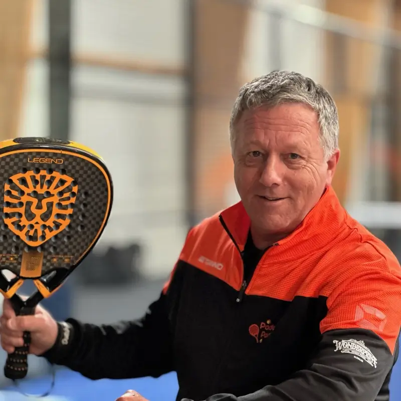 Trainer Peter, voor hem de absolute bginner die na een uur staat te padellen